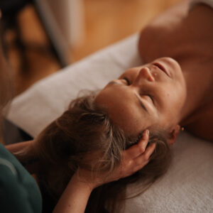 Szkolenie z masażu głowy i szyi - naturalna stymulacja wzrostu włosów